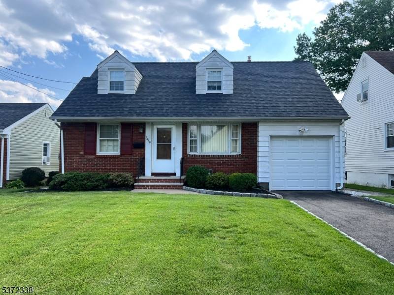 This immaculate 4 bedroom 1.
