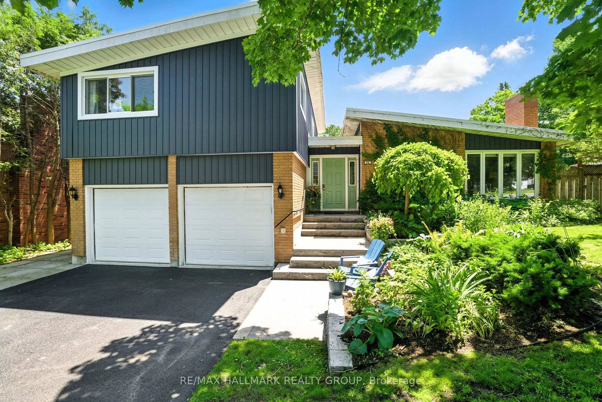Mid Century Modern Gem in the Heart of Barrhaven !
