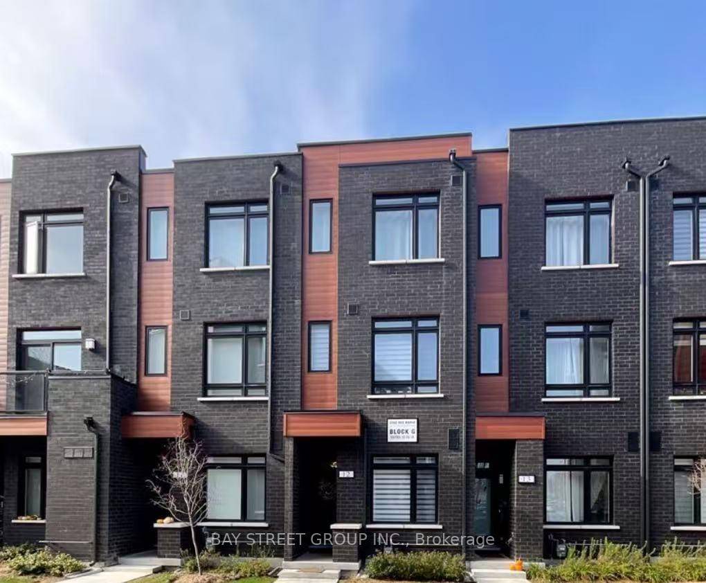 Bright amp ; Spacious 3 Bedroom Townhouse In The Heart Of Richmond Hill.