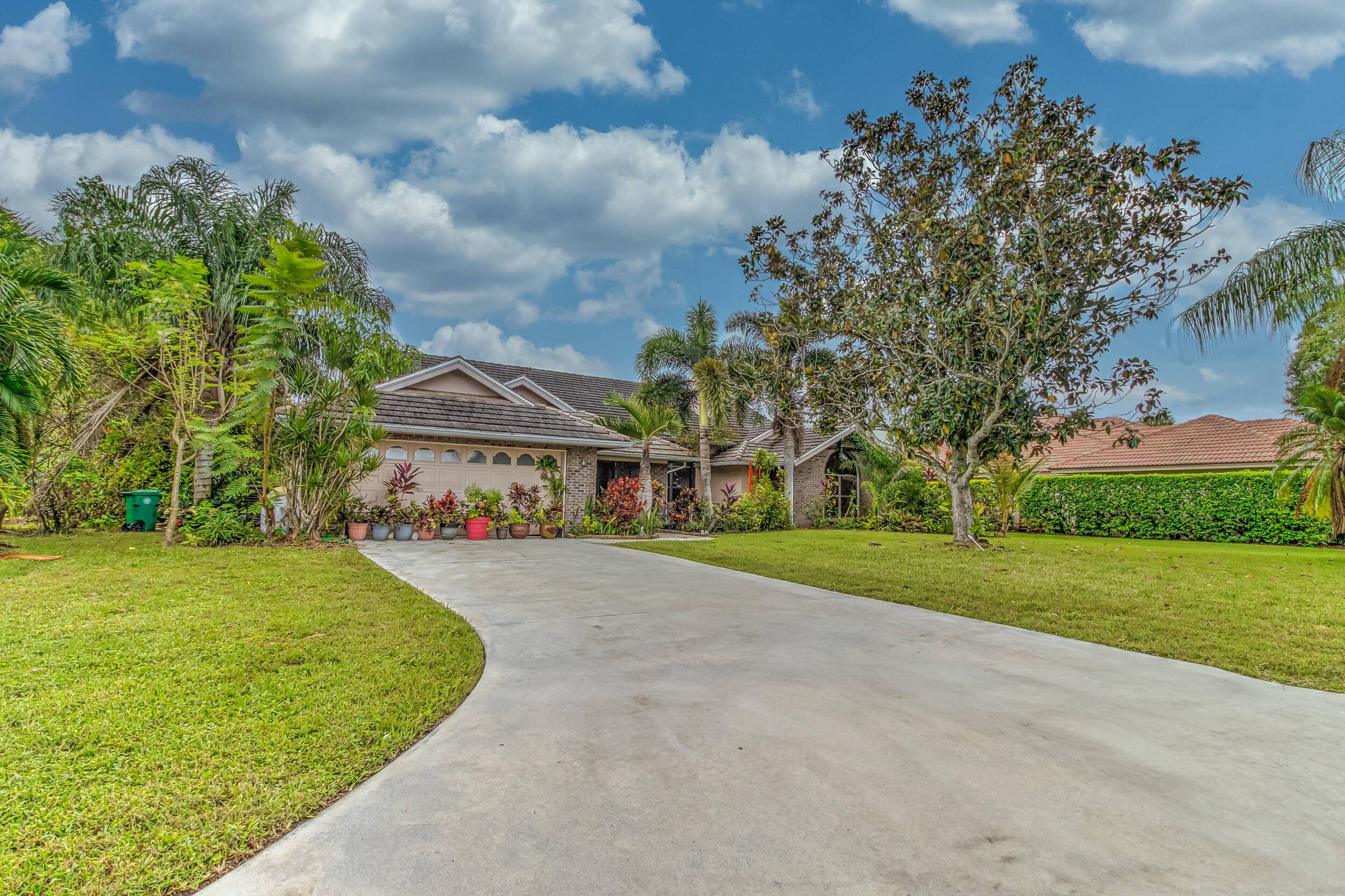 Discover Luxury Living in Country Club Estates !