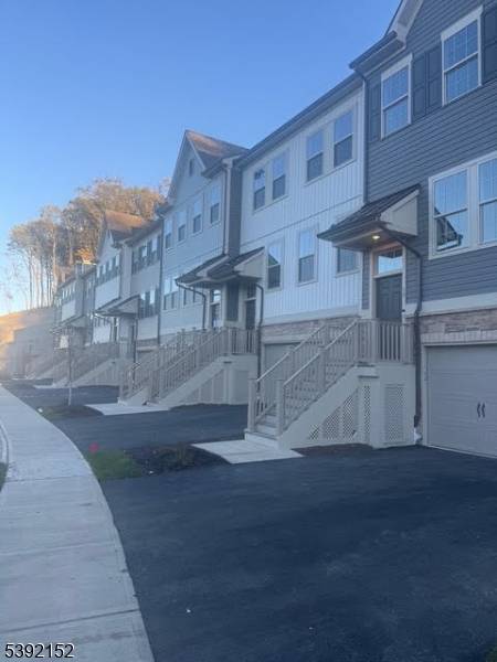 FOR RENT ! NEW CONSTRUCTION MOVE IN READY VERY SPACIOUS INTERIOR Approx.