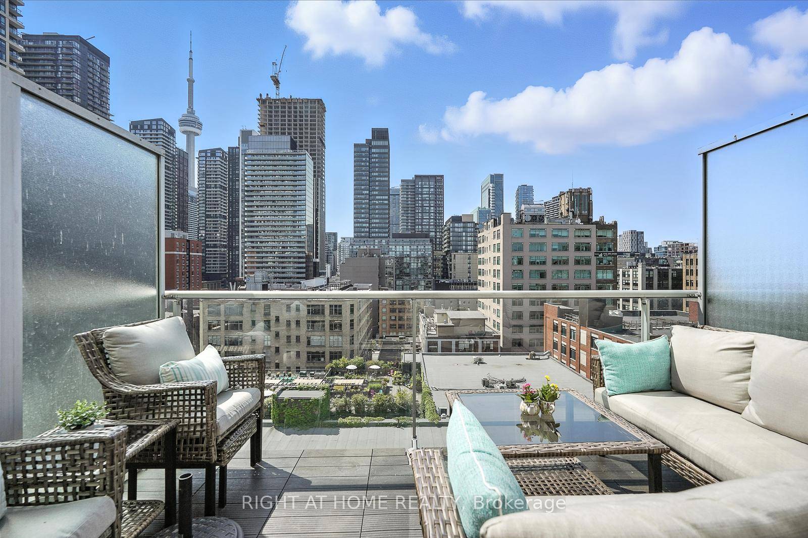 Discover modern urban living in this stylish 2 bedroom, 1 bathroom two storey condo in the award winning District Lofts.