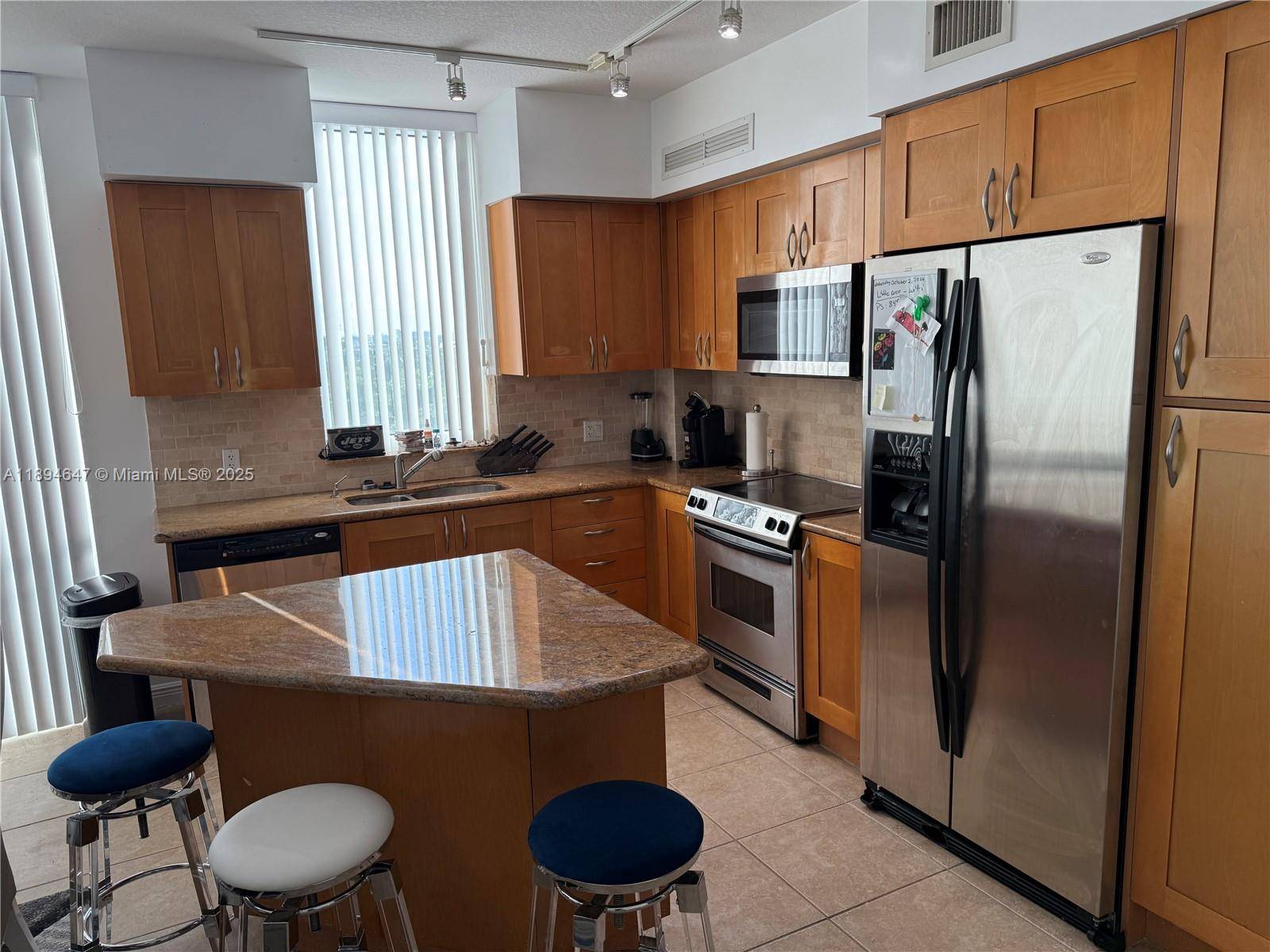 BEAUTIFUL 2 BED CORNER UNIT, VIEWS OF GOLF COURSE.