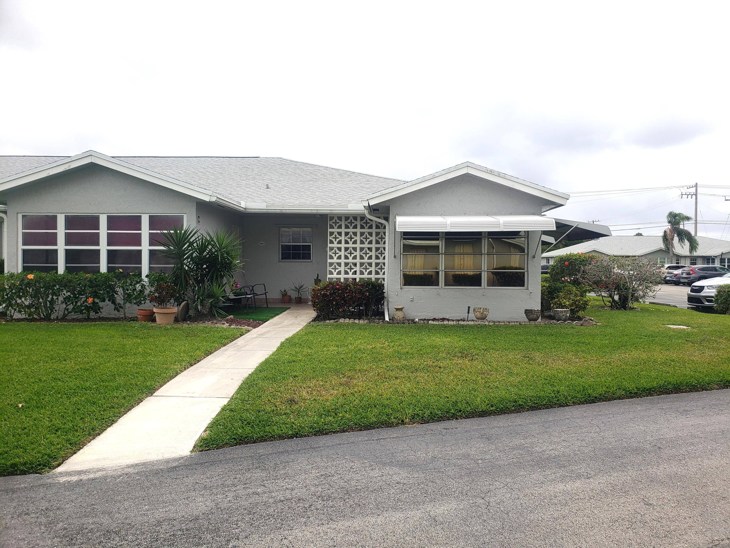 Nice 2 Bed 2 full bath condo in the much sought after High Point West in Delray Beach.