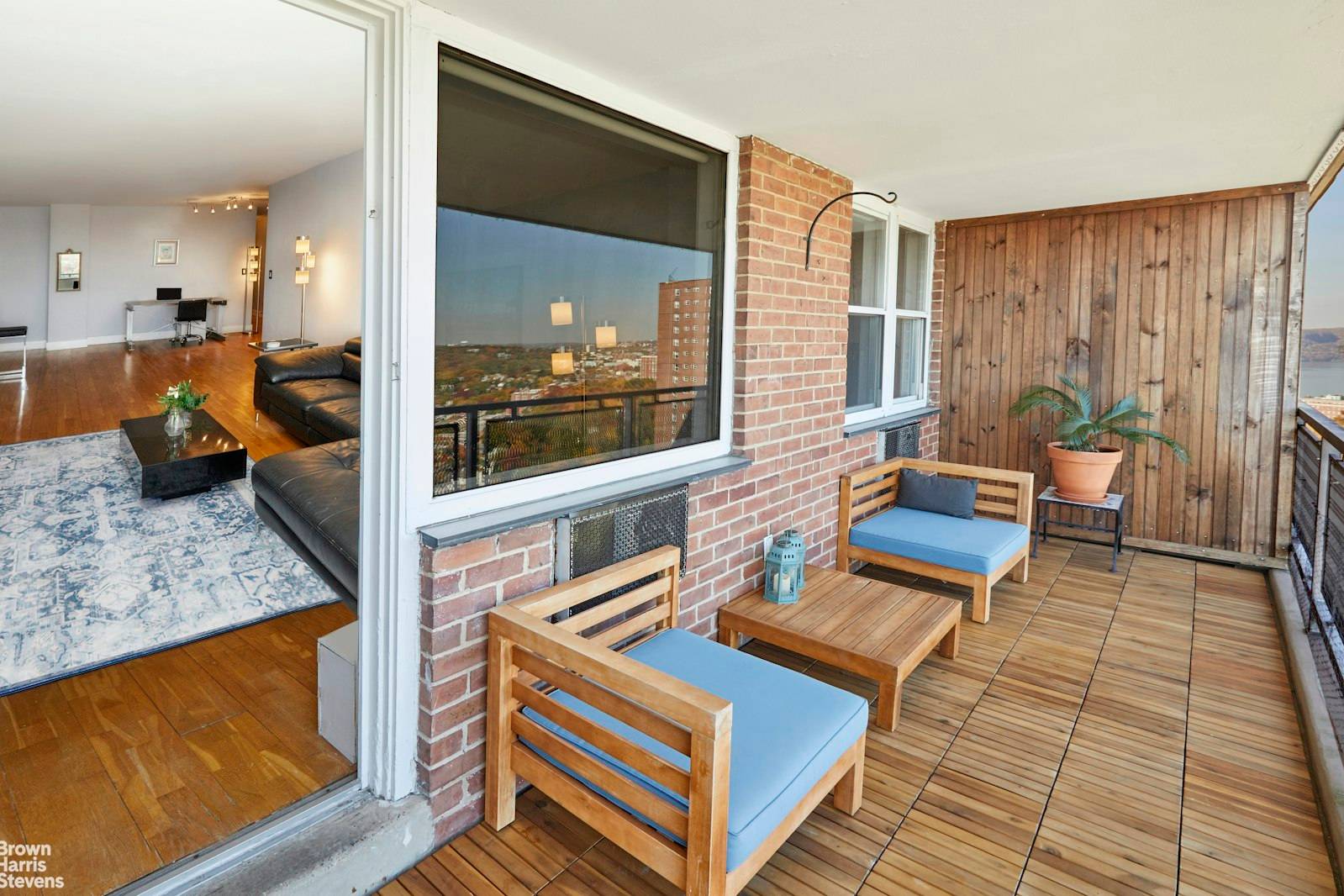 A rarely available renovated C Line on the 20th floor of the resort like complex called Skyview on the Hudson, located in Riverdale, the Jewel of the Bronx, just 10 ...