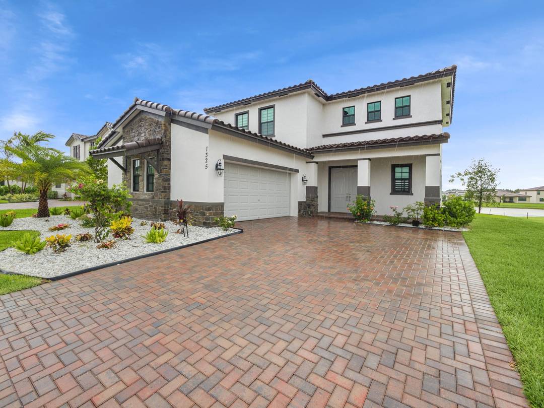 Nestled in the heart of Royal Palm Beach, this beautifully refreshed lakefront residence offers the perfect blend of space, sophistication, and everyday comfort.