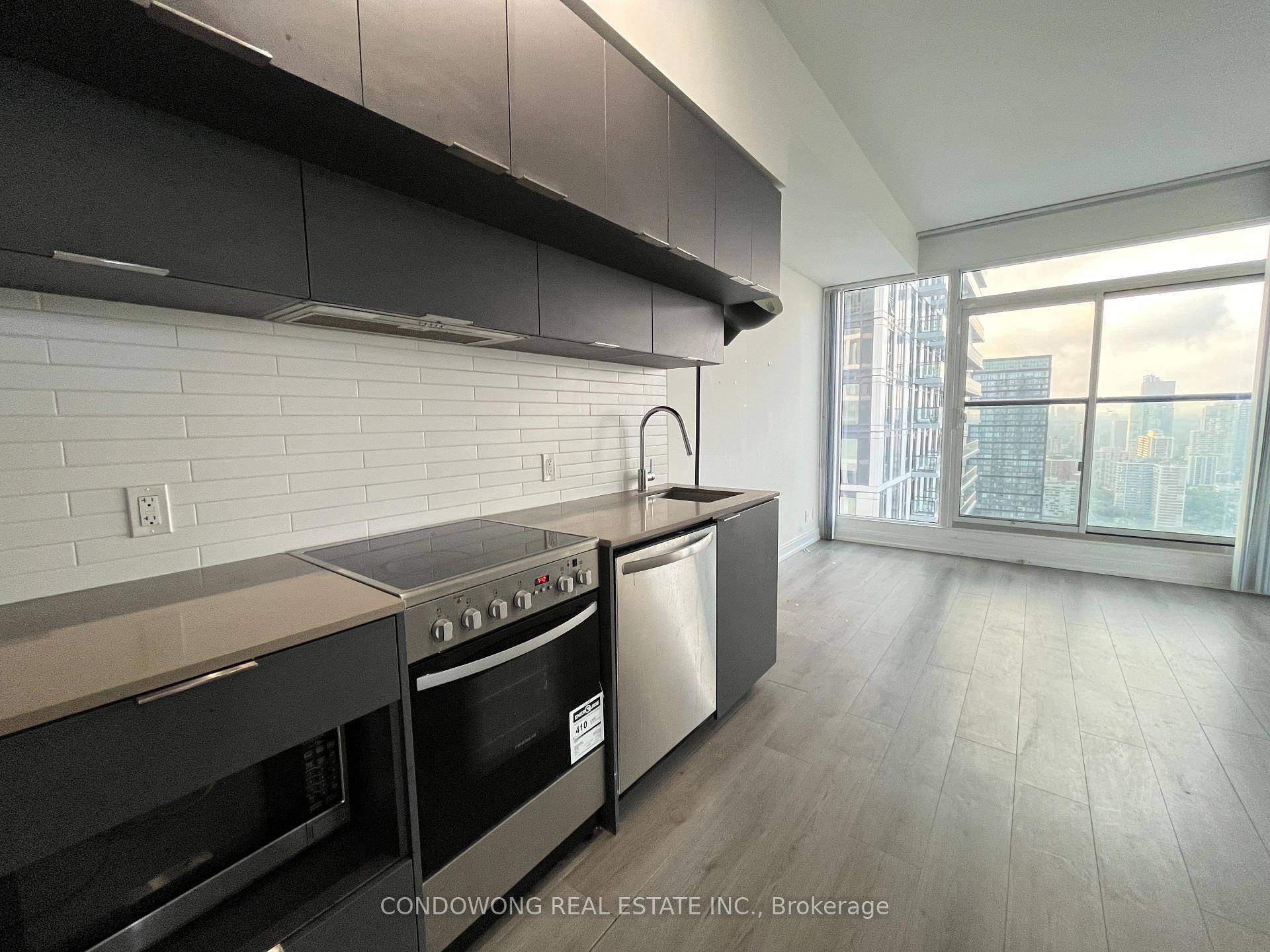 Excellent Location For All Professionals Or Students Working In Downtown Core.