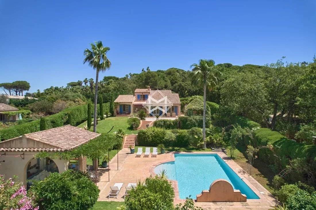 close to the beaches and the village of Saint-Tropez