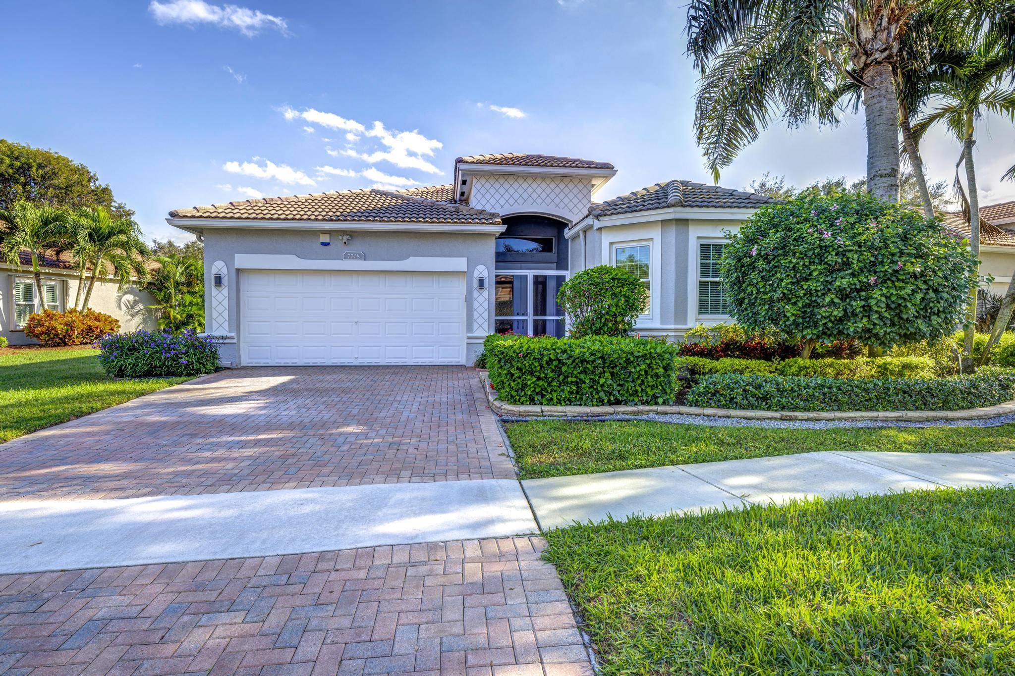Highly motivated seller. Welcome to this beautifully maintained Cambridge model, upgraded 3 bedroom, 2.
