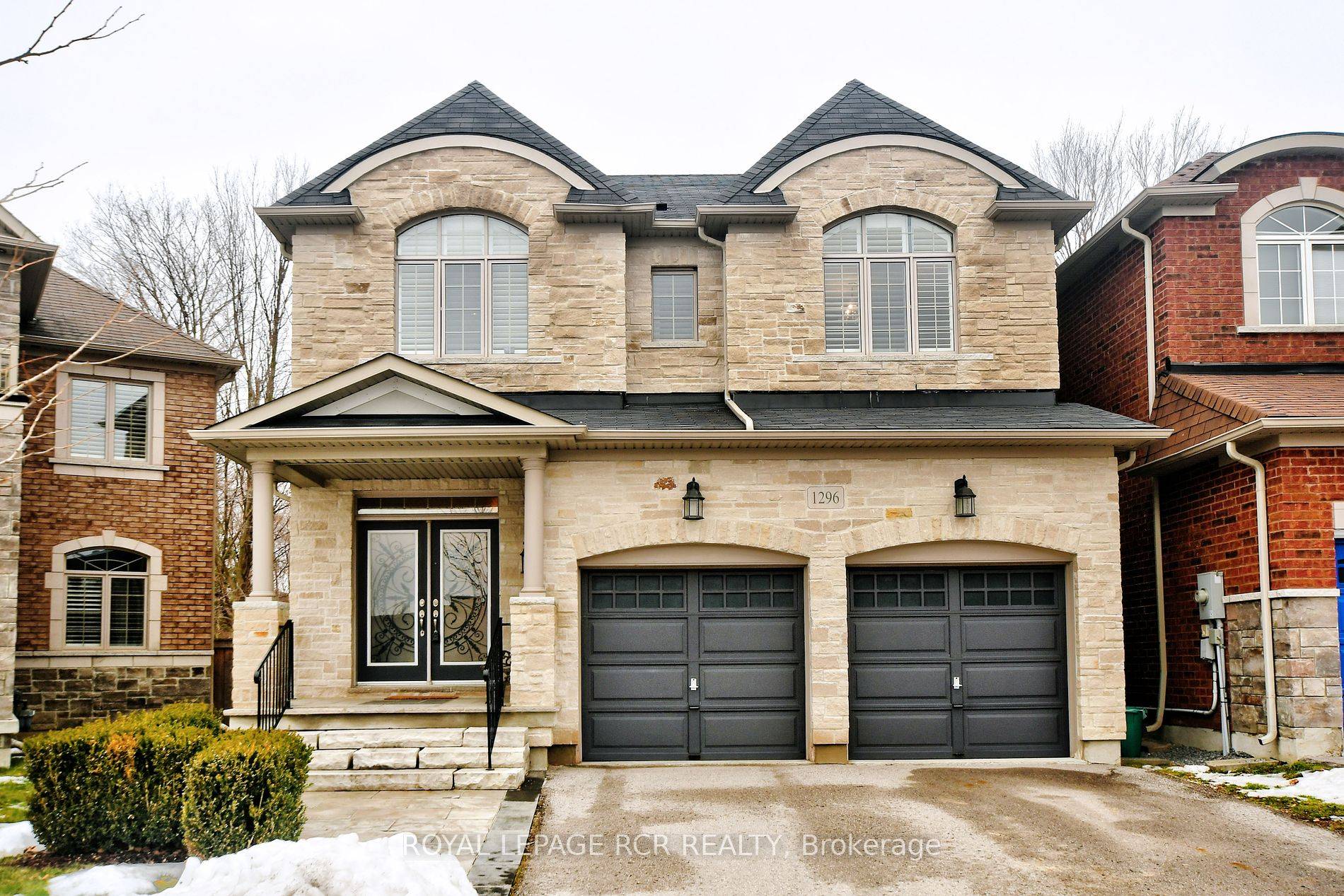 Located in the beautiful and sought after Stonehaven Wyndham Village, this stunning and spacious 4 bedroom 5 bathroom home is waiting for you !