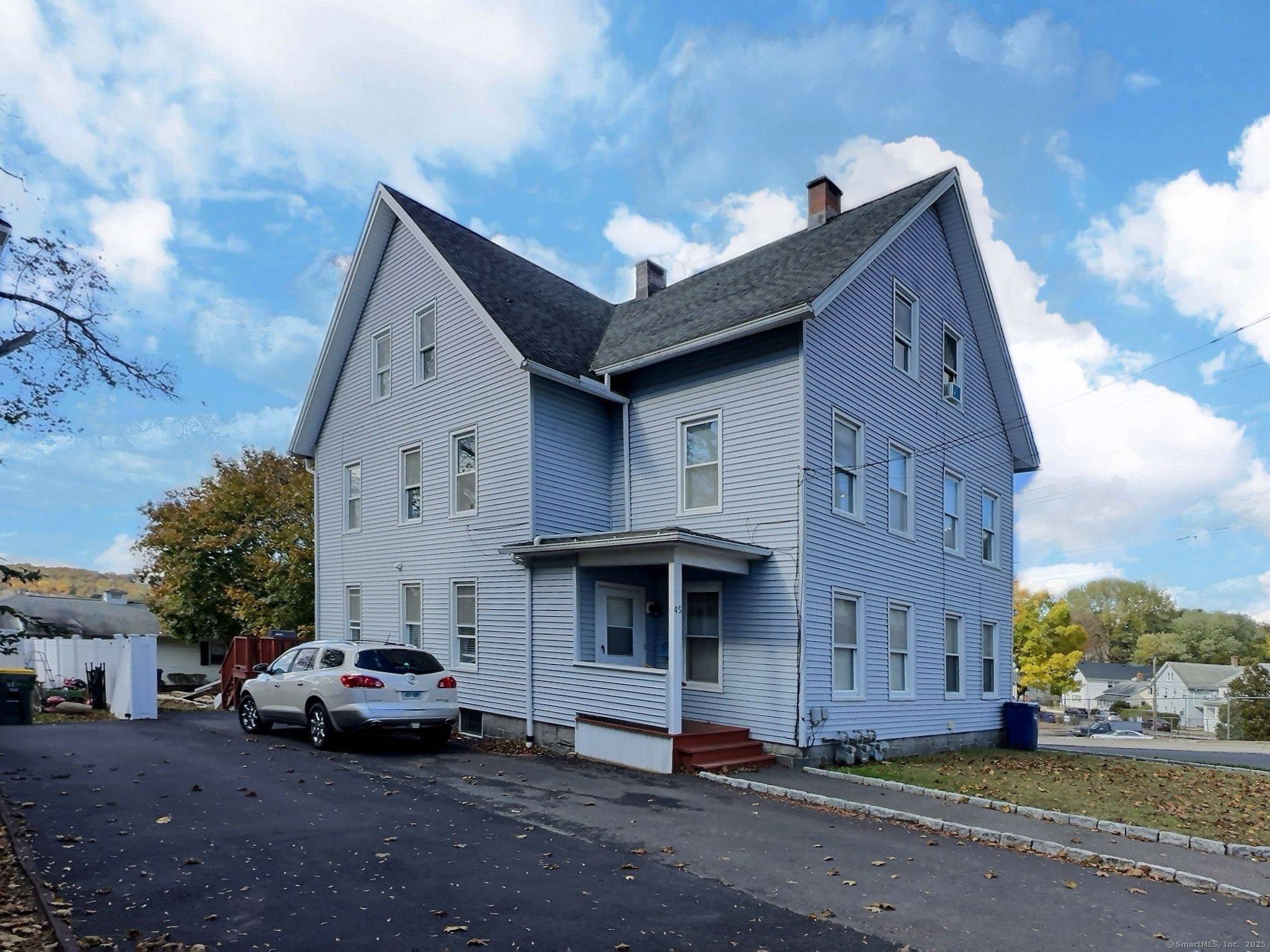 Attention Visionaries, you're looking at a legal Three family house Located in the North End neighborhood.