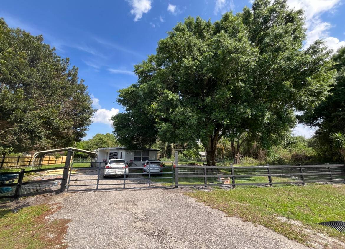 Cozy 2 bed 1 bath CBS home on large fully fenced lot !