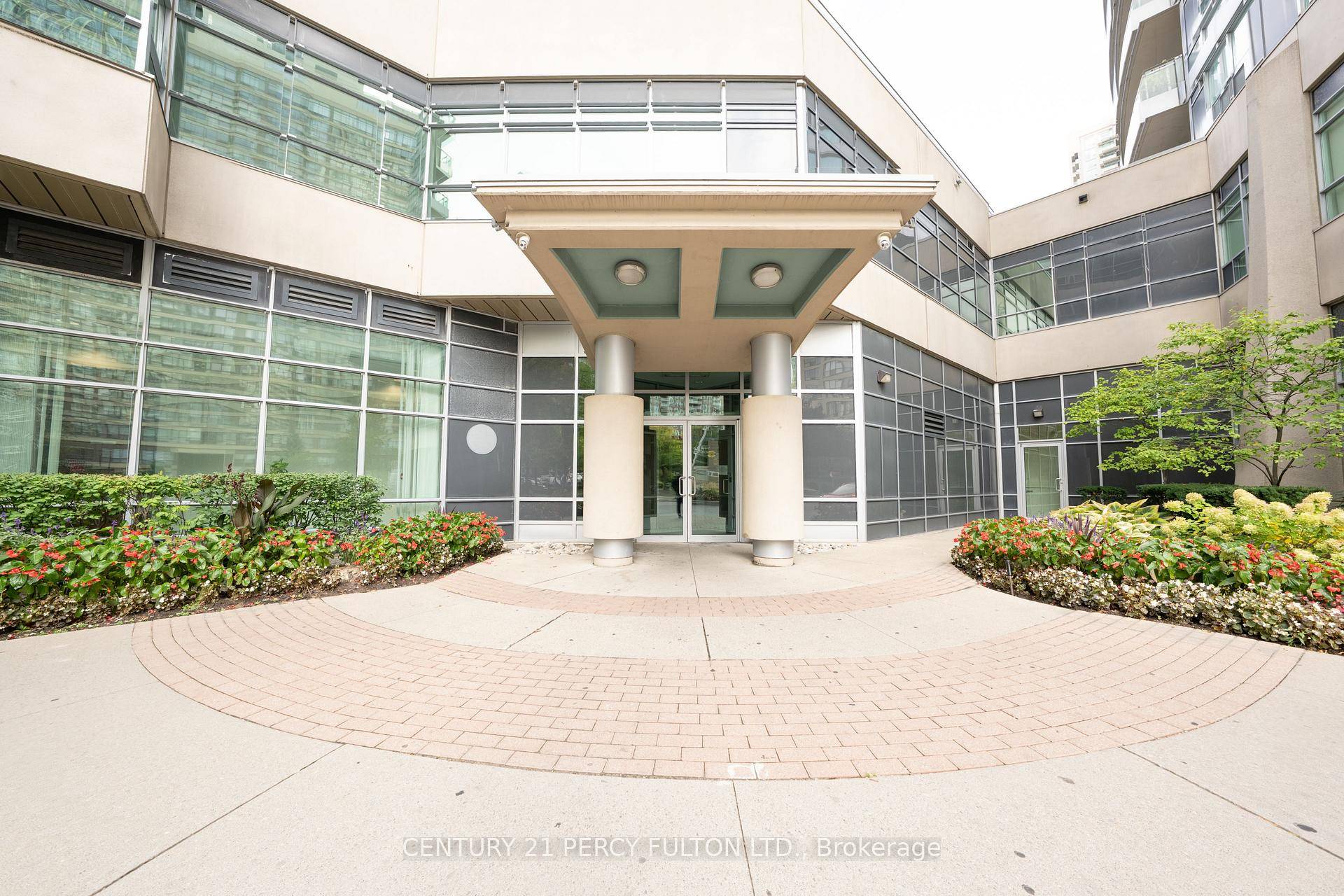 Spacious open concept condo in the heart of Mississauga.