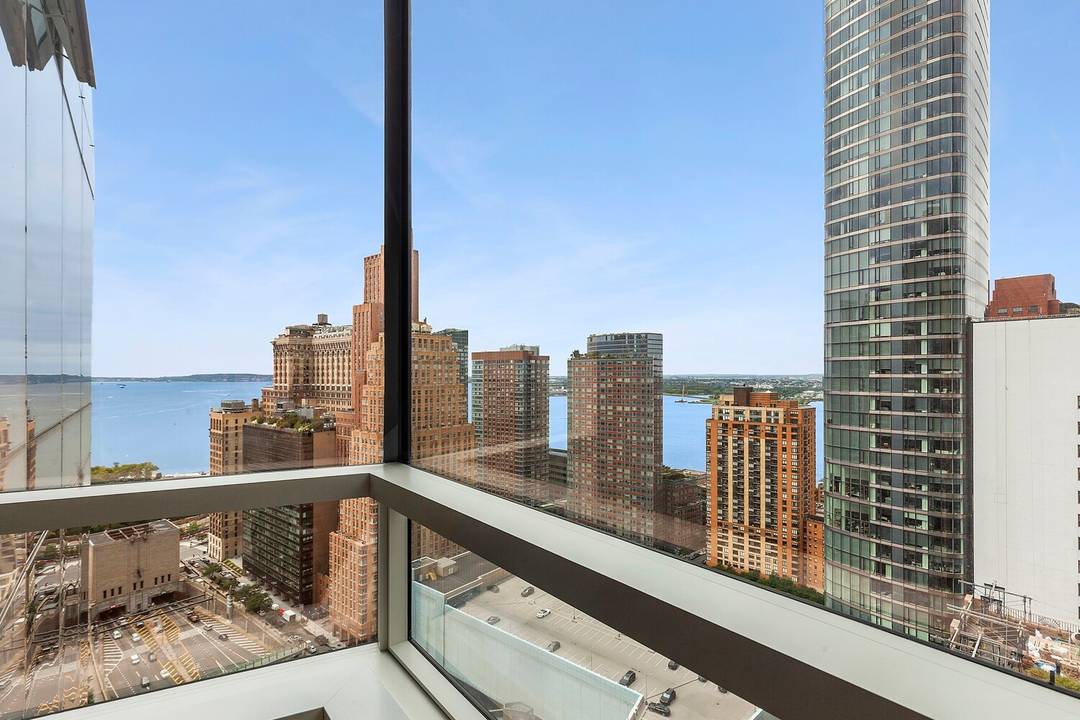 1905sf Never lived in 3 Bedroom Condominium with 3.