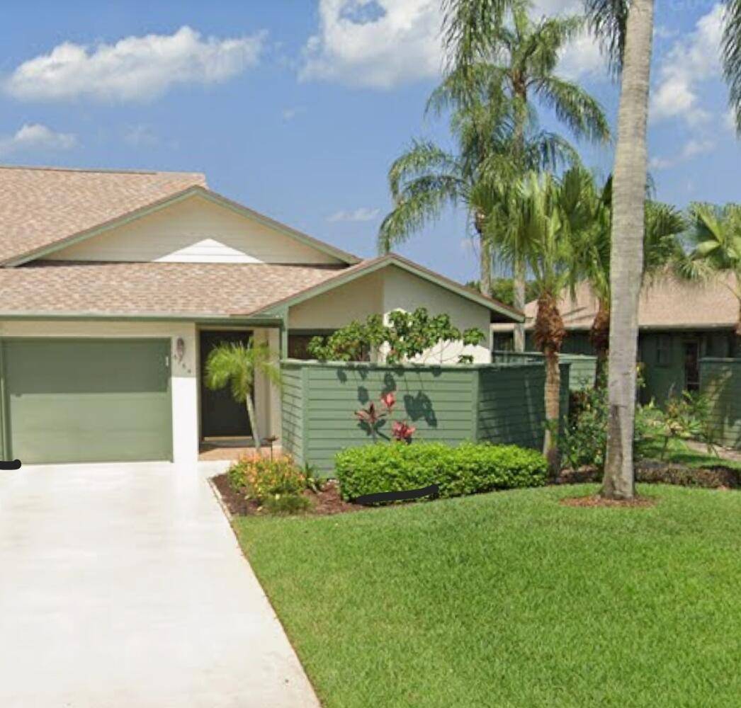 Enjoy sitting in the screened patio overlooking 3 fairway on the Fazio designed golf course !