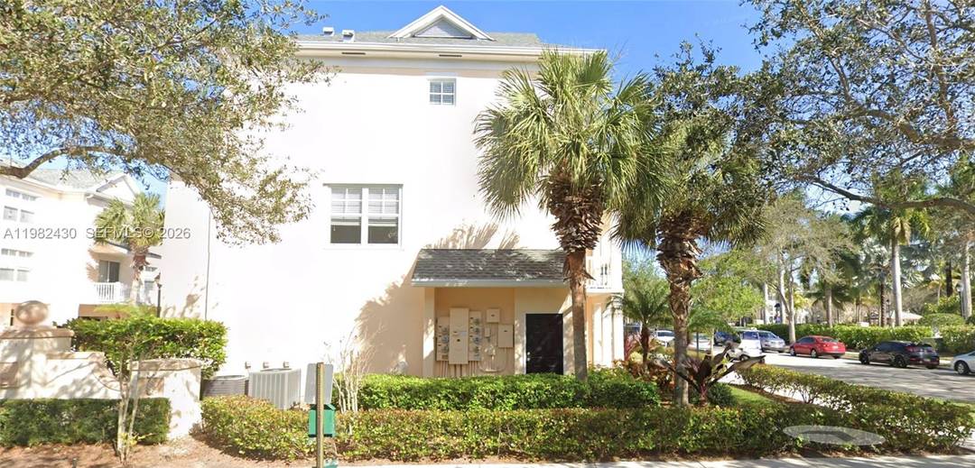 Beautiful townhome located in the highly desirable community of Abacoa in Jupiter.