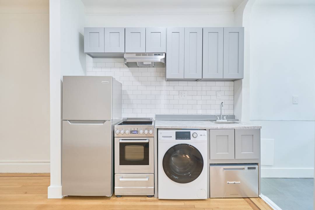 JUST LISTED BRAND NEW GUT RENOVATED STUDIO PRIME MIDTOWN EASTAPARTMENT FEATURES Washer DryerSpacious Studio Home Office NookLARGE private outdoor gardenRenovated KitchenDishwasherStrip Wood FlooringMarble Tiled BathroomLarge Closet SpaceBUILDING AMENITIES