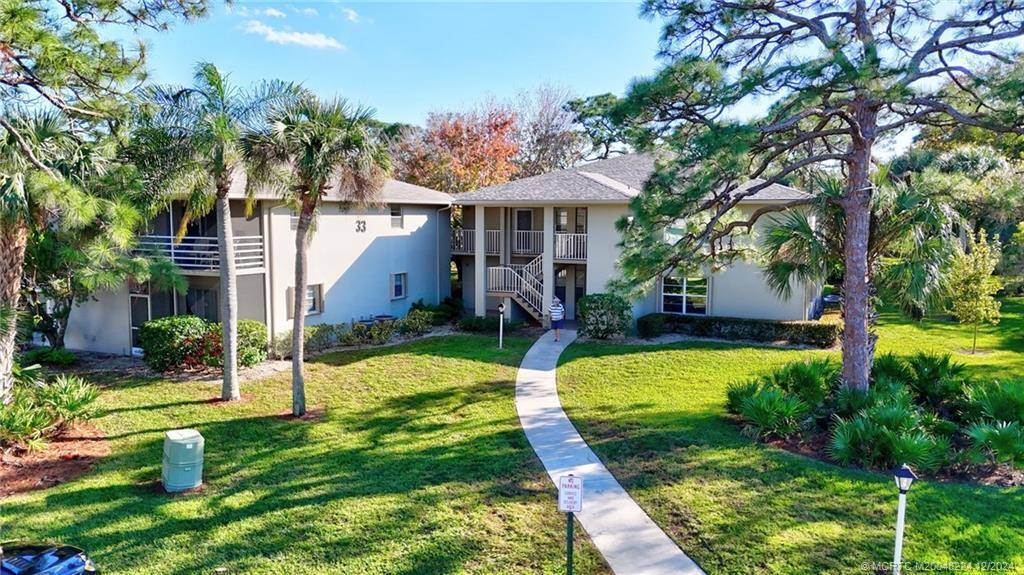 Come enjoy this 2 bedroom, 2 bath, 2nd floor, move in ready unit !