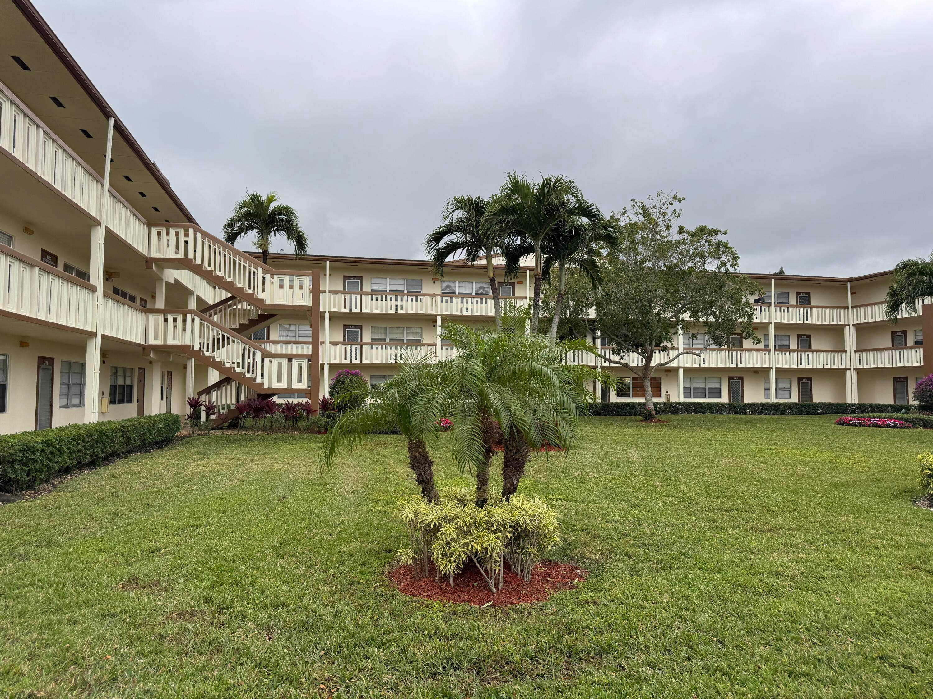 Very bright clean, garden view ground floor unit, tile throughout,, Central a c.
