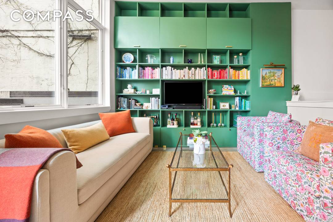 This one of a kind duplex loft spans a total of 1, 126 square feet, with 466 square feet on the upper level and 660 square feet on the lower ...