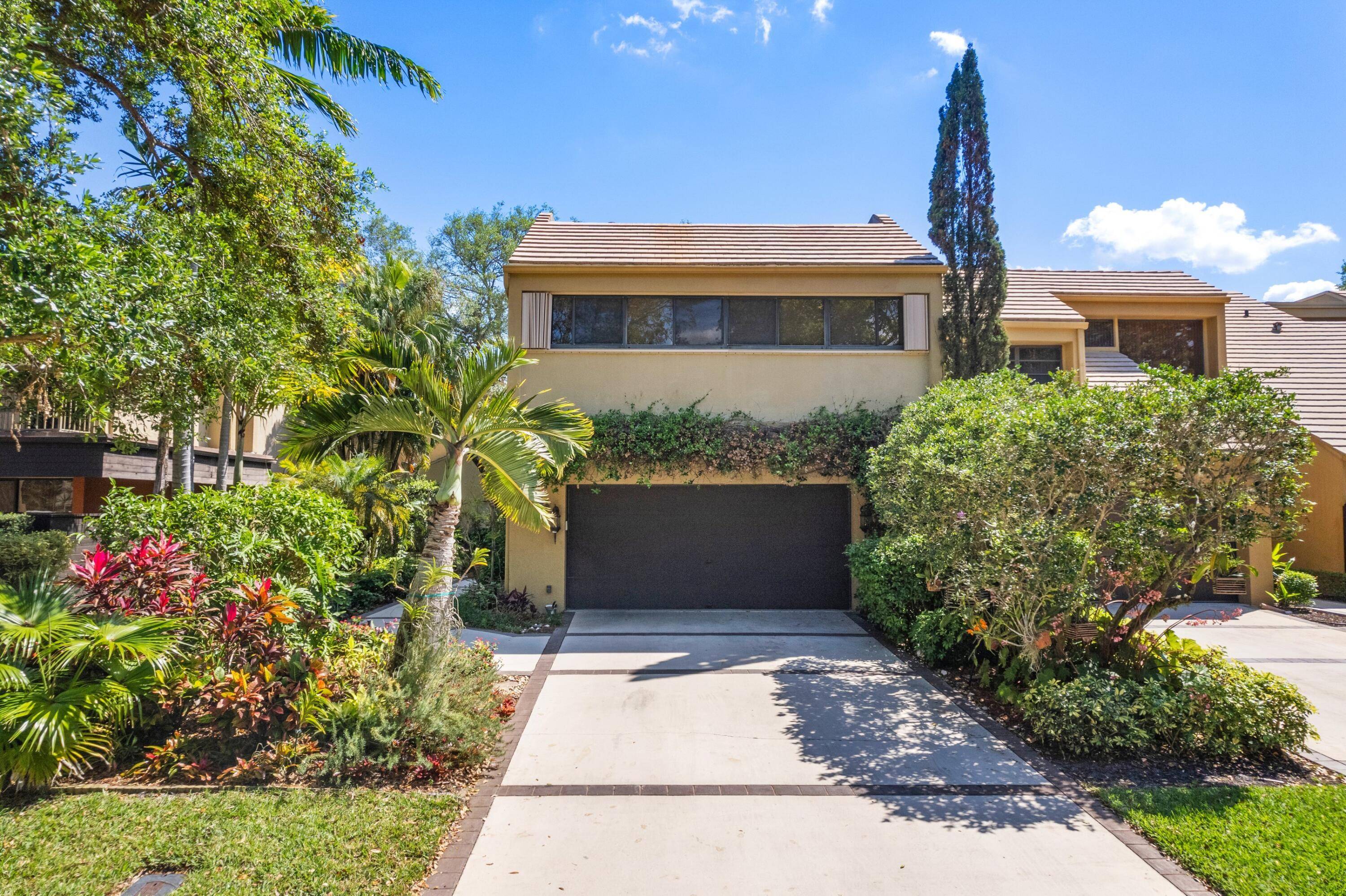 GORGEOUS TOWNHOUSE PRESTIGIOUS LAND'S END PRIME EAST BOCA RATON LOCATION Double Door Entrance Spacious Floor Plan Dramatic Vaulted Ceilings LED Recessed Accent Lighting Bamboo Wood Tile Flooring Natural Gas Fireplace ...