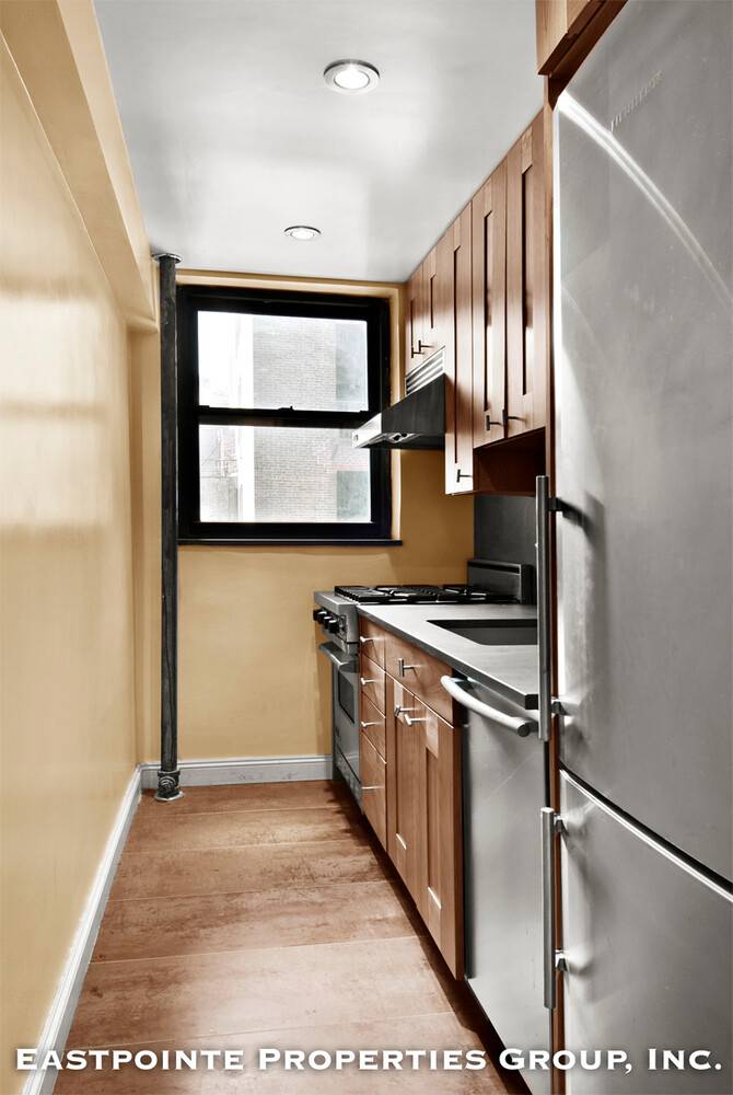 Introducing a captivating and contemporary addition to the real estate market, this spacious studio apartment is nestled within a prestigious Art Deco building boasting a full range of exceptional services ...