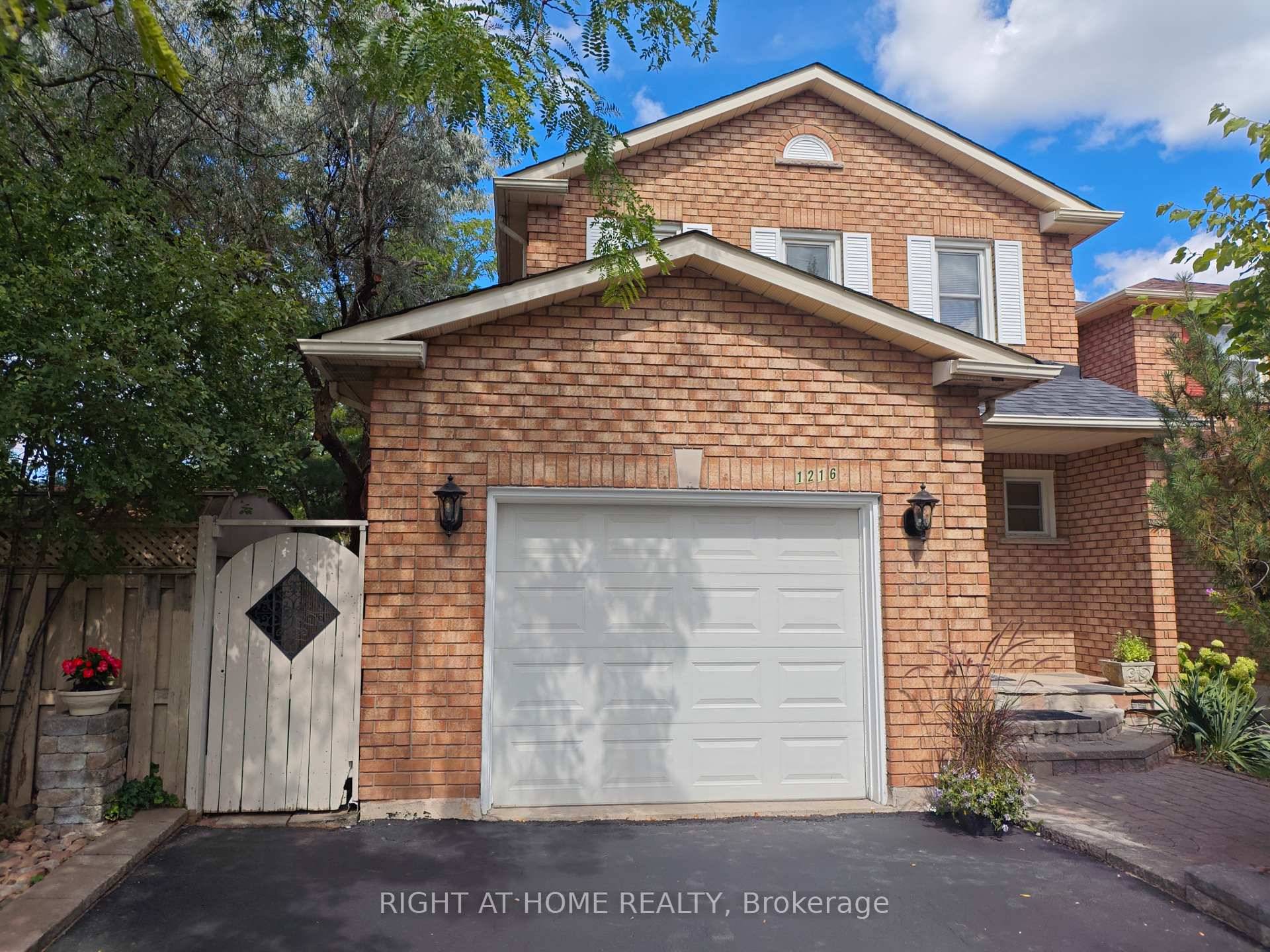 Located in The Sought After Glen Abbey Community.
