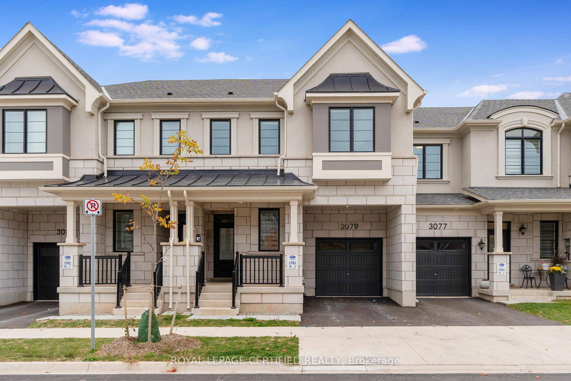 Welcome to this stunning modern 4 bedroom, 4 bathroom luxury townhome located in Oakville's highly sought after Joshua Meadows community.
