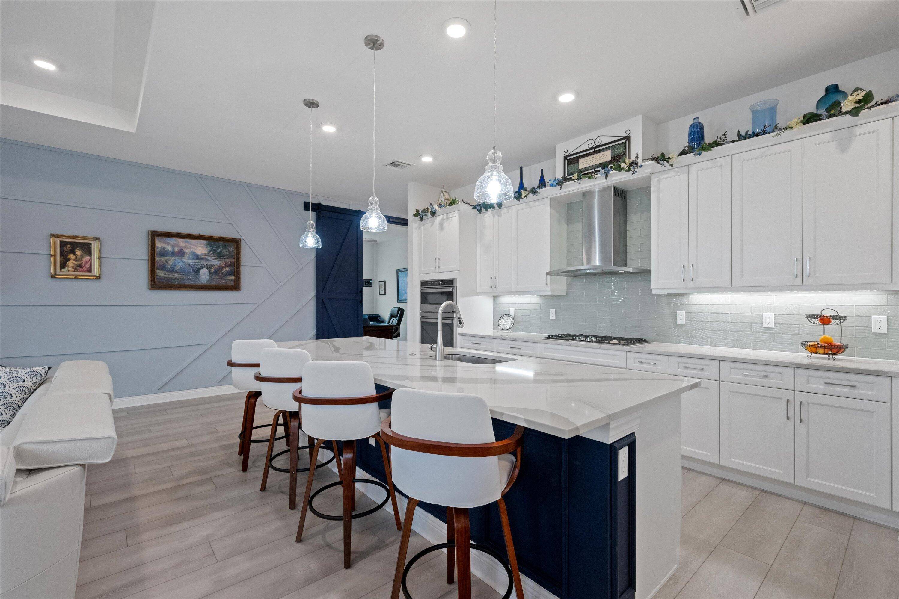 Welcome to this stunning Fiesta model located in the sought after 55 Cresswind community of Westlake.