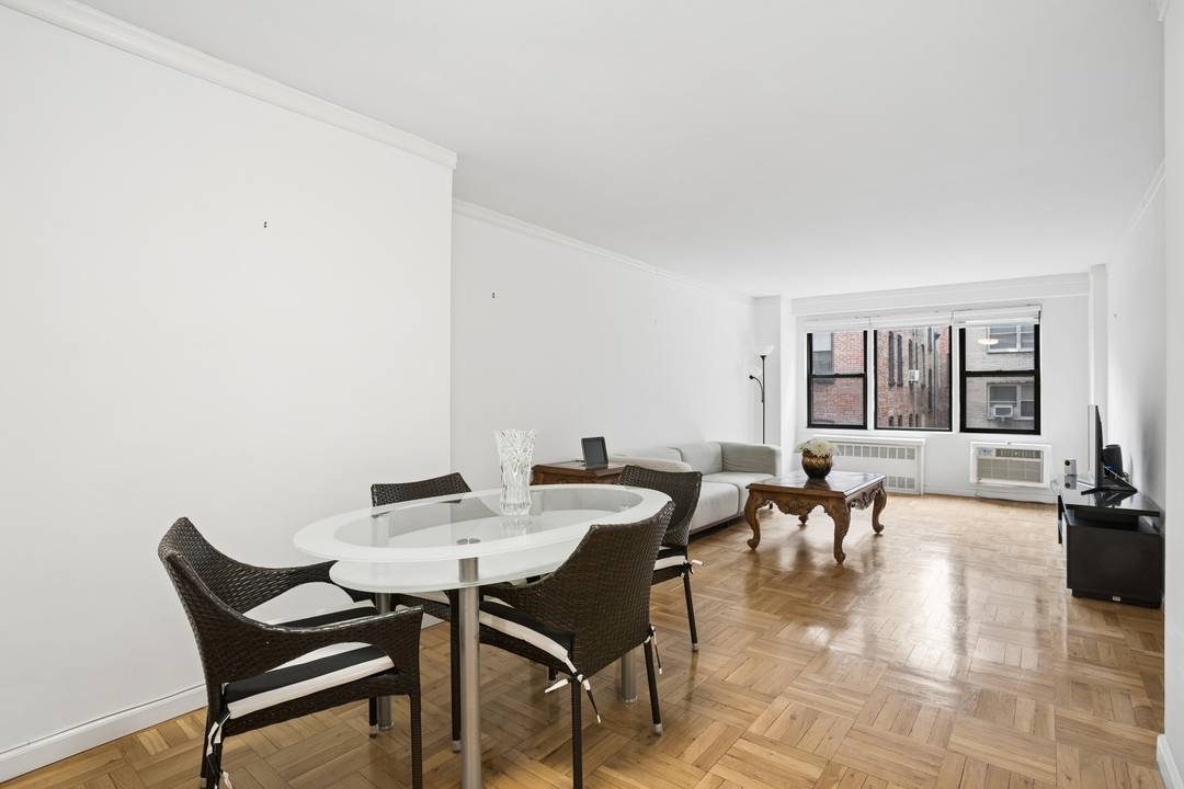 Bright and sunny one bedroom at the Leslie House in Midtown East !