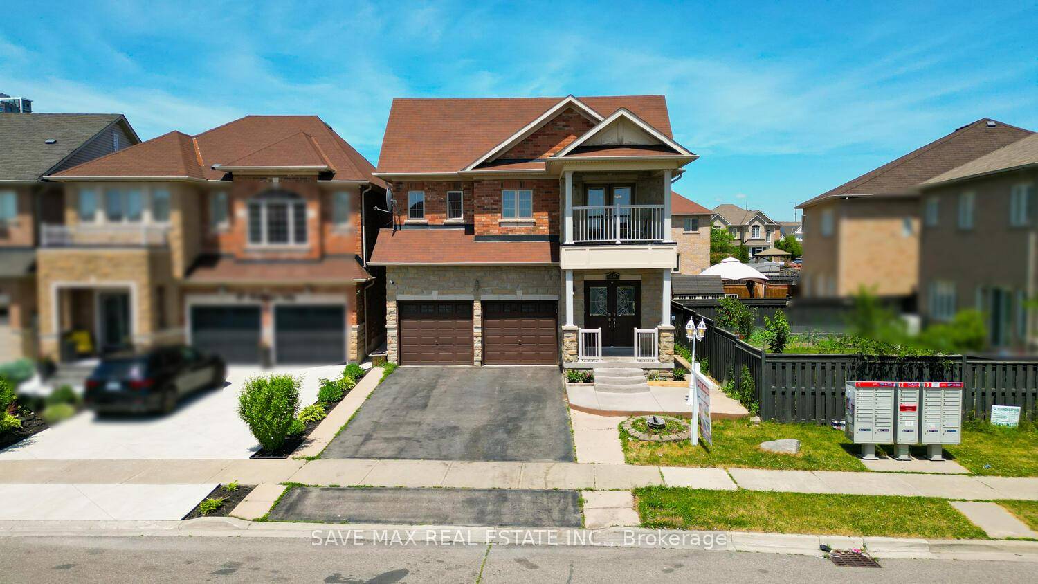 Welcome to this stunningly upgraded, move in ready Detached home in the highly sought after Credit Valley community !