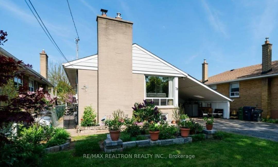 3 Bedrooms Main floor Unit_Unbeatable Location !