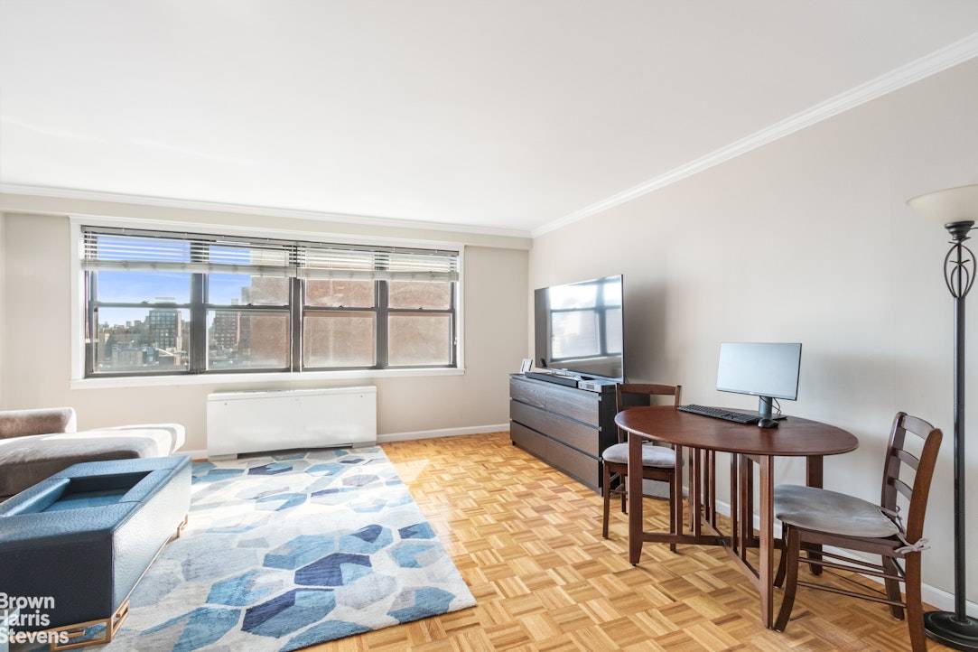 This spacious, sun drenched studio boasts a row of south facing windows that provide stunning, unobstructed city views, making it the perfect urban retreat.