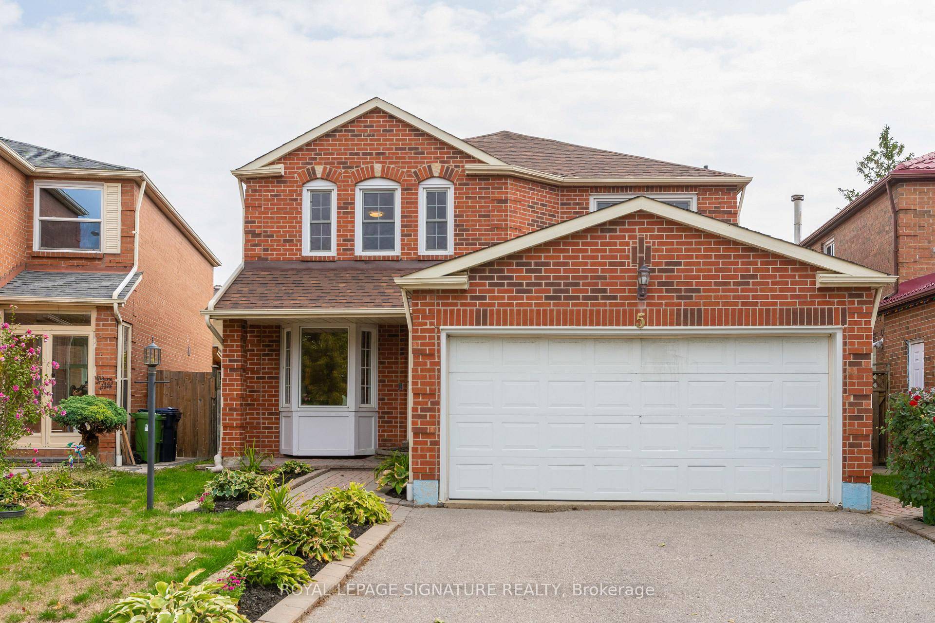 Discover this spacious family home, perfectly designed for both everyday living and entertaining The main floor features a generous sized, combined living and dining room, an eat in kitchen with ...