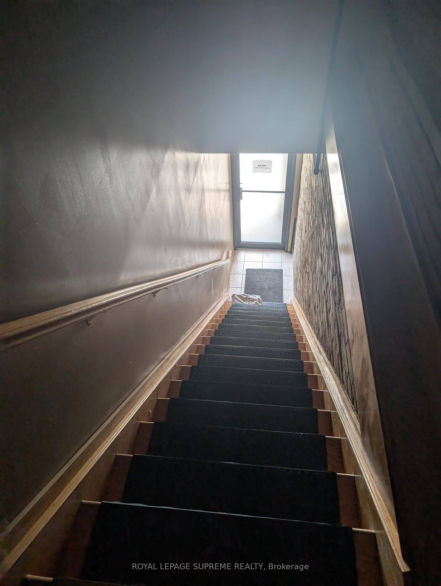 Welcome to your new home, this Loft on Bloor St, has 10 Foot Ceilings, 800 Sqft to enjoy.