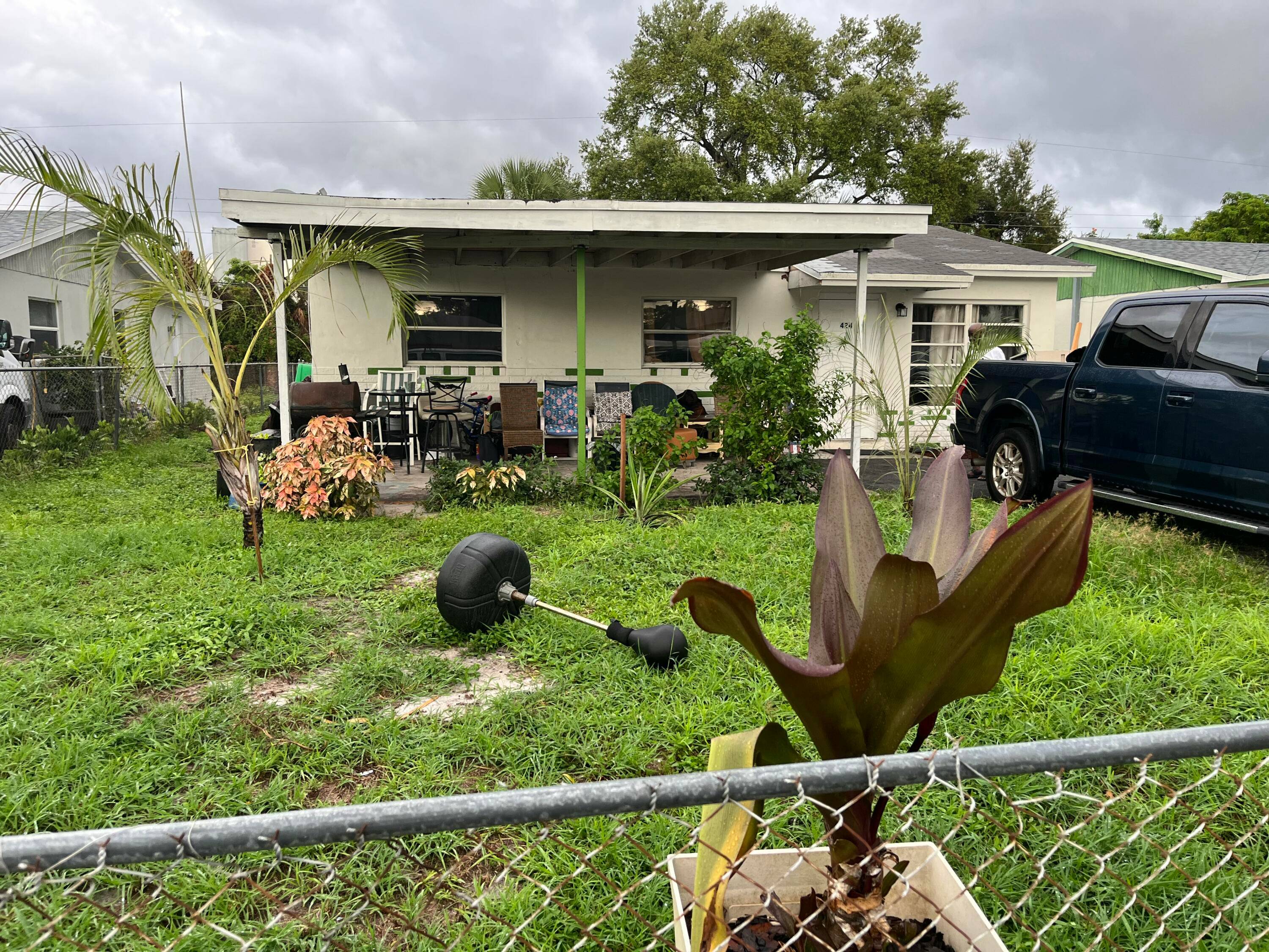 4 BEDROOMS, SOME UPGRADES, GREAT STARTER HOME, ROOM TO ADD A 2ND BATHROOM.