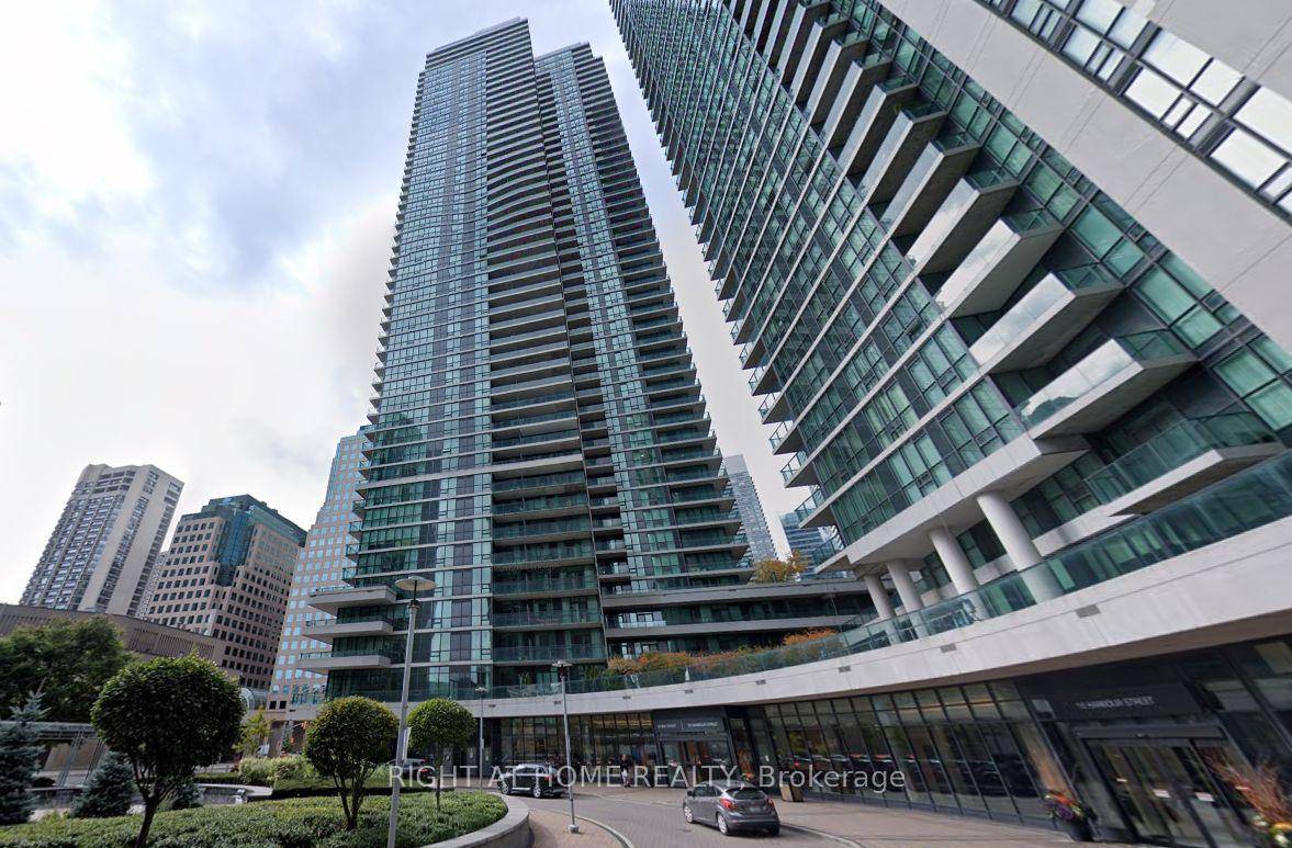 Luxury Modern Condo at Pinnacle Success Tower !