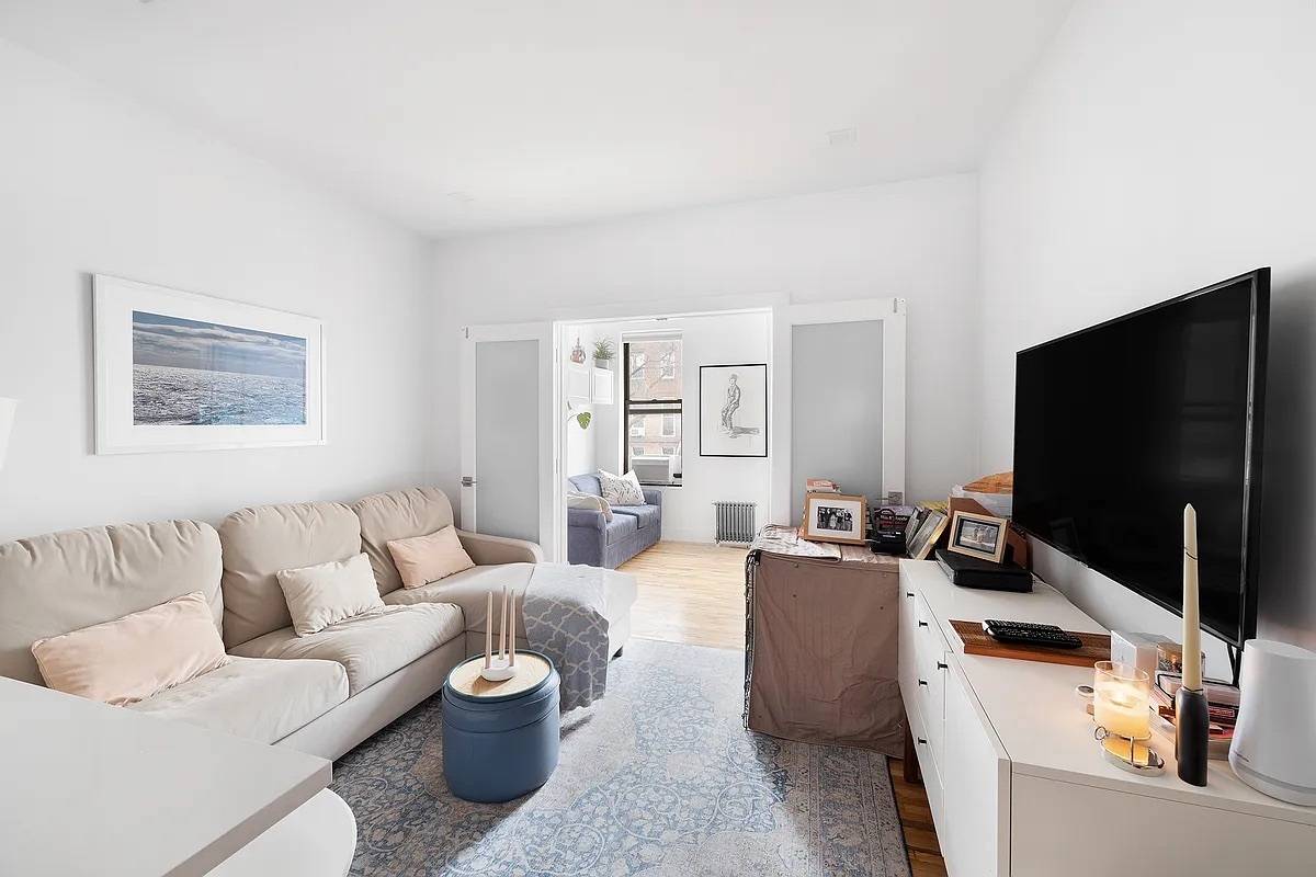 Renovated Carroll Gardens Apartment with Open Kitchen amp ; In Home Washer Dryer This apartment offers tremendous flexibility and plenty of space to spread out, with an open plan living, ...