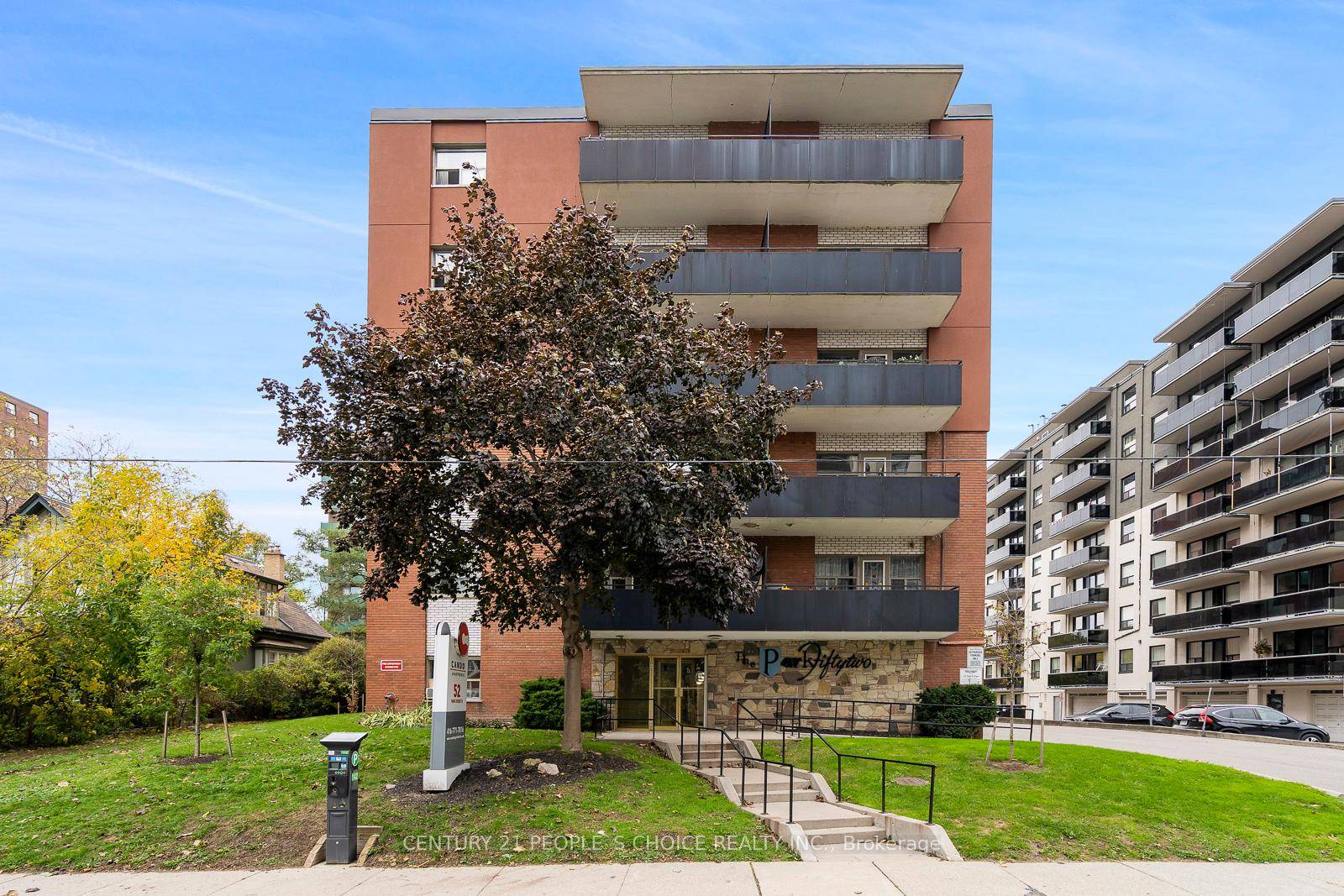 Gorgeous renovated 1 BR apartment in a family friendly rental building located in Port Credt !
