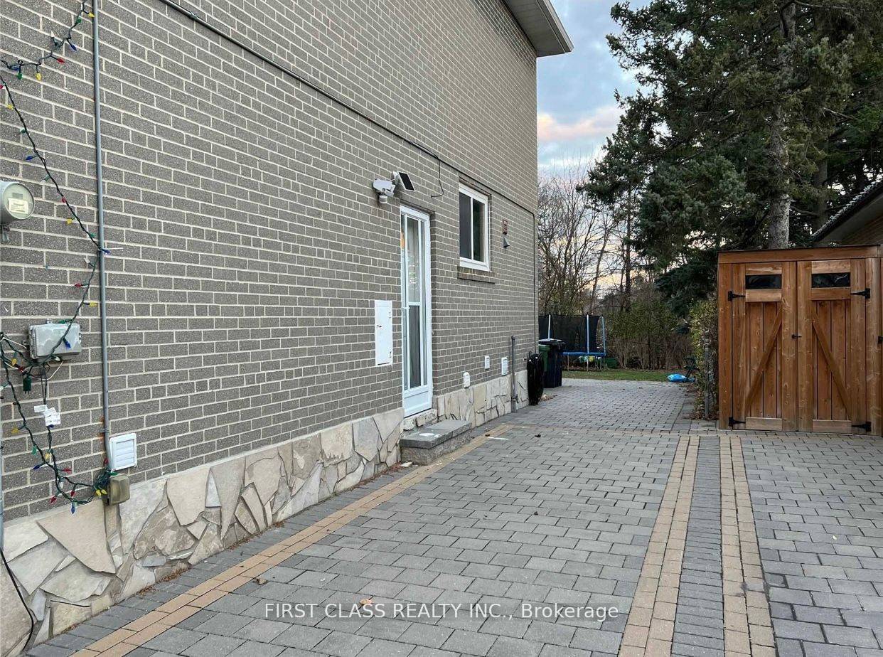 Beautifully Maintained Renovated 1 Bedroom Basement Apartment Located In The Prestigious St.