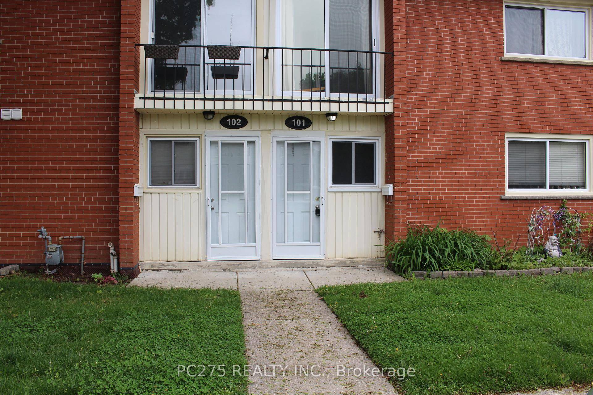 This 2 bedroom, 1 bath home is the perfect starter or downsizing opportunity.