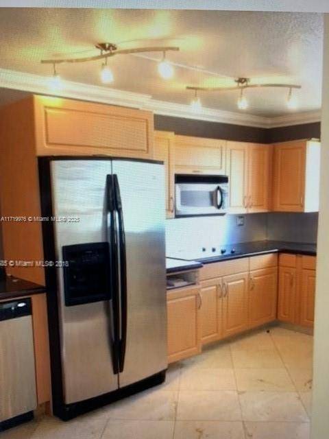GORGEOUS 2 BEDS 2 BATHS VACANT APARTMENT, MARBLE FLOORS AND BRAZILIAN CHERRY WOOD FLOORS AT BEDROOMS, AMAZING CITY, INTERCOSTAL VIEWS FROM DIFFERENT SIDES OF THE APARTMENT, FULLY UPDATED, GREAT GOURMET ...