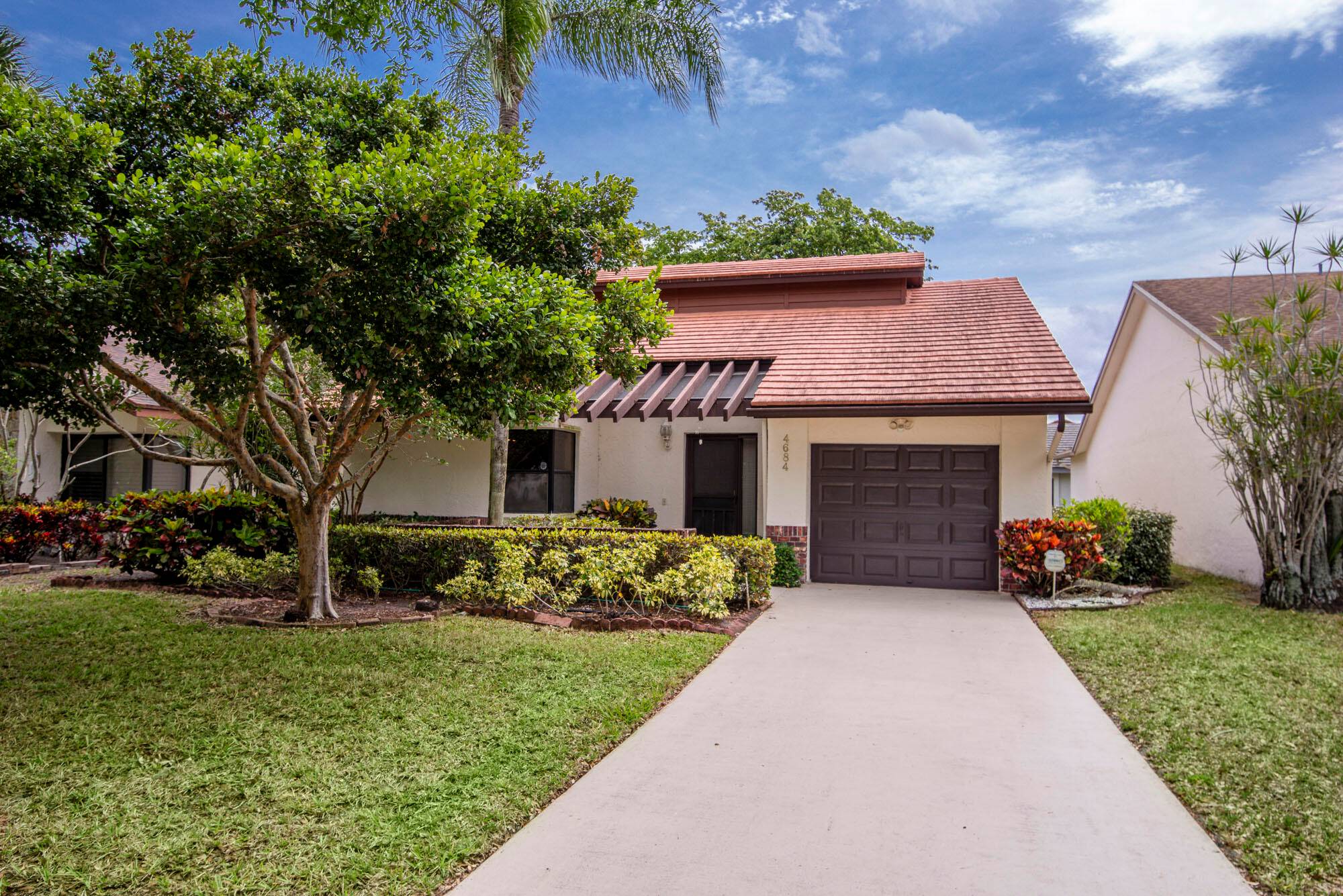This cozy and meticulously maintained villa in the sought after Fairmont Place offers peaceful living in one of the most private locations in the community.