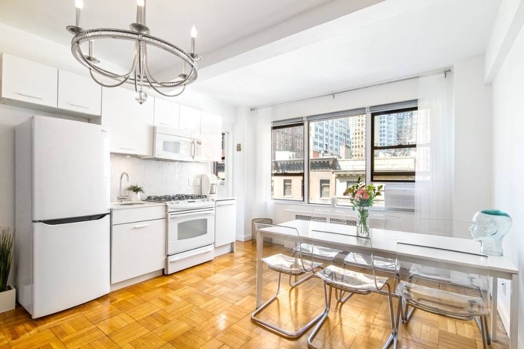 Located between Madison and Park Avenues, this charming studio is uniquely distinguished by its private enclosed spaces including a windowed sleeping alcove and a separate home office.