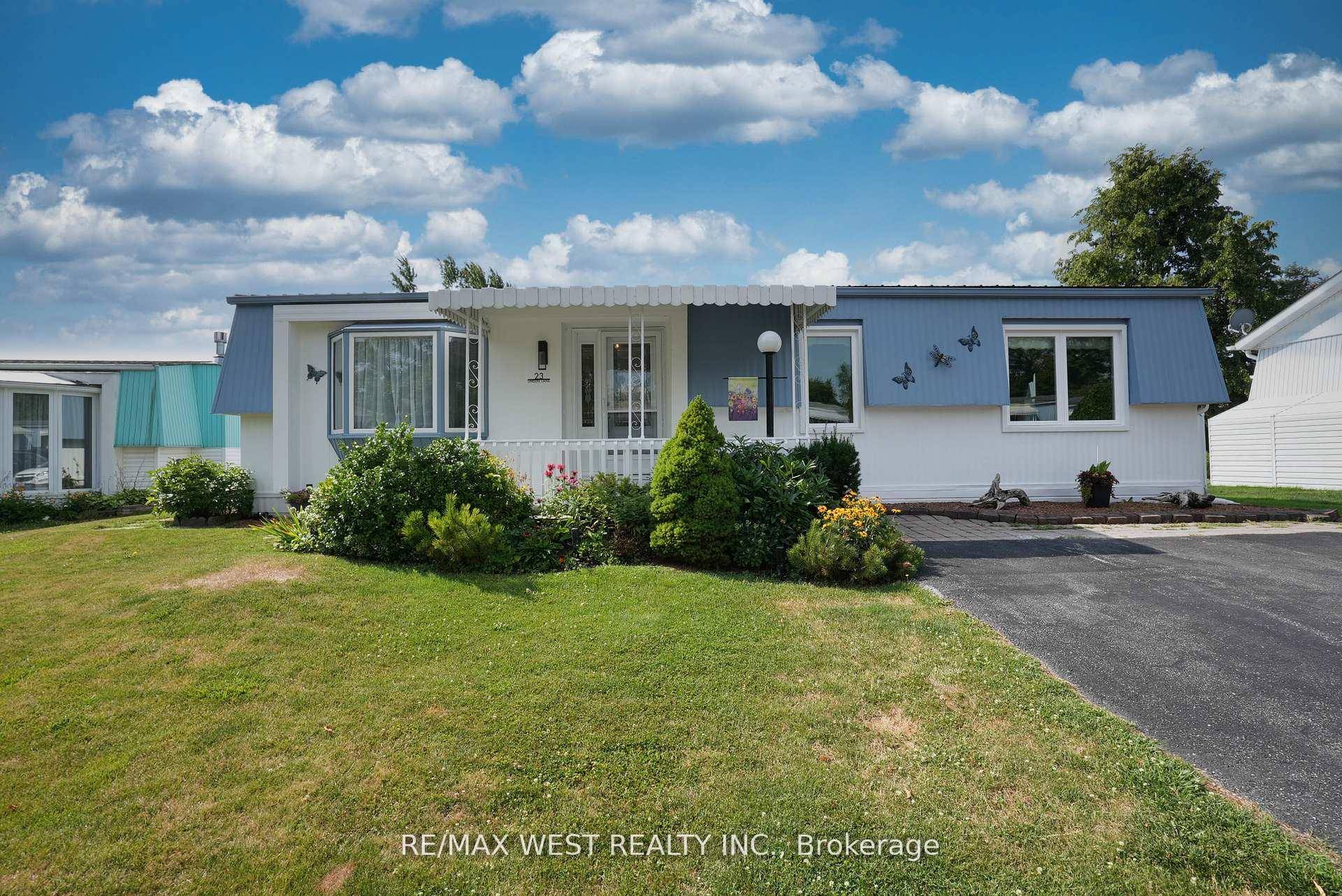 Beautifully Updated 2 Bedroom Bungalow Located In Sandycove Acres !