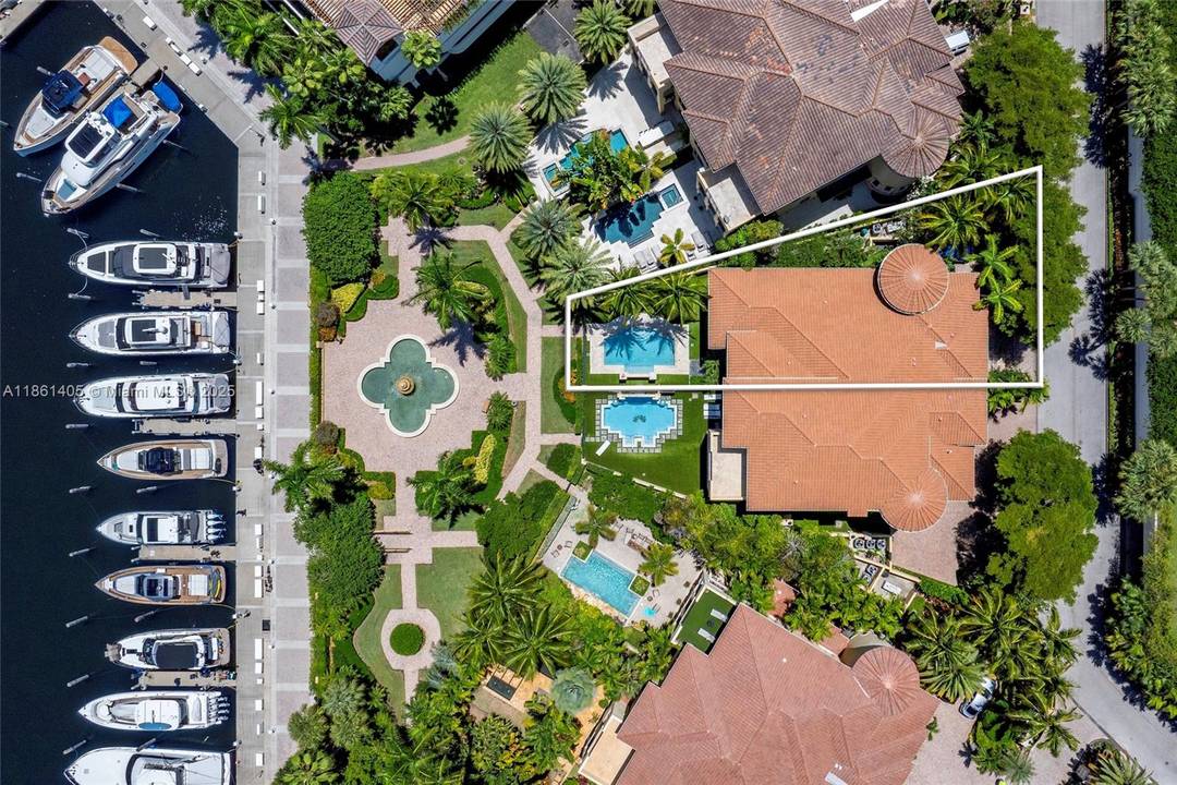 Tucked away on the tip of prestigious Williams Island, Villa Flora is a private enclave of just 14 stately villas.