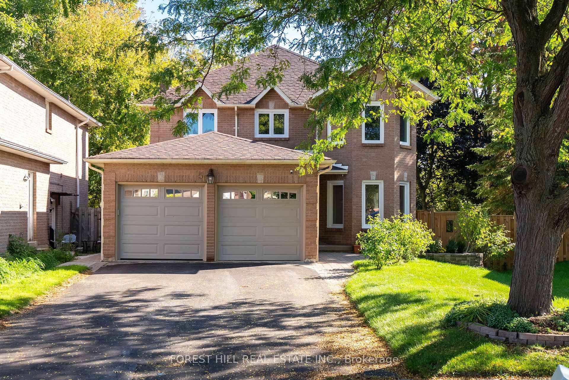 Welcome to 50 Bluebell Crescent, a spacious family home situated on a quiet cul de sac in an upscale neighbourhood of beautifully maintained homes in the highly desirable West Lynde ...