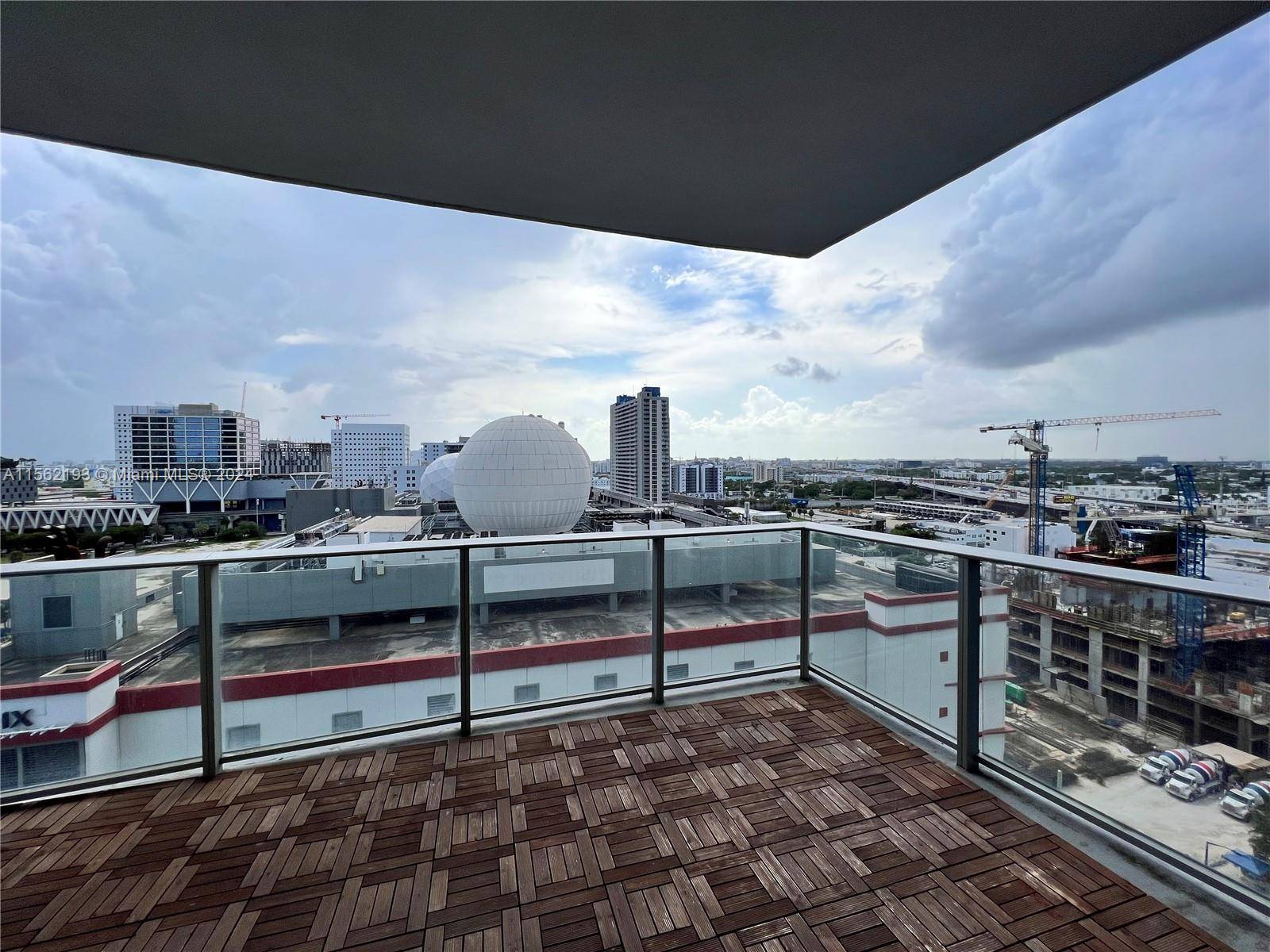 ENJOY PARAMOUNT WORLDCENTER WITH THE BEST AMENITIES IN MIAMI !