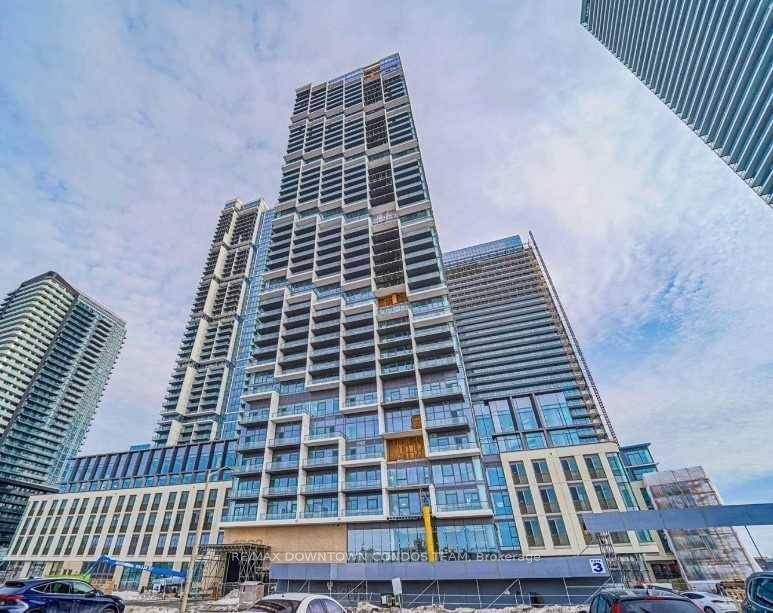 Penthouse Level Gorgeous 1 Bedroom Condo Suite with Near Elevators Parking.
