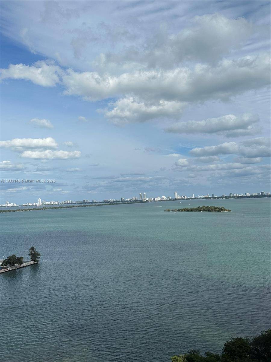 Great opportunity to own a condo in the area of Edgewater with an amazing price !